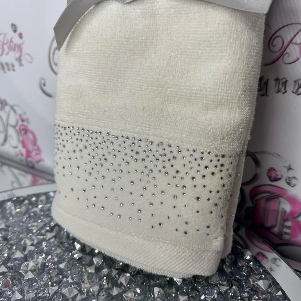 Glitz + glimmer towels crystal Elegant White set 2 Silver Accents bling diamonds
